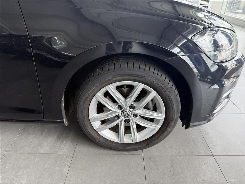 Volkswagen Golf 1,6   TDI 85kW,1.MAJ,SERVISKA - fotka 28 z 28