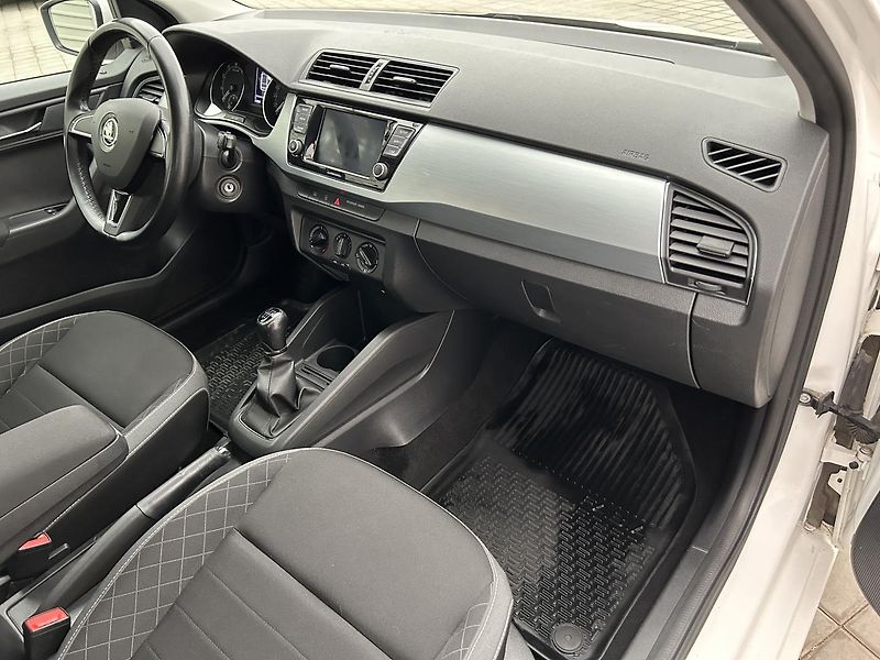 Škoda Fabia 1.0 TSI Ambition - fotka 9 z 24