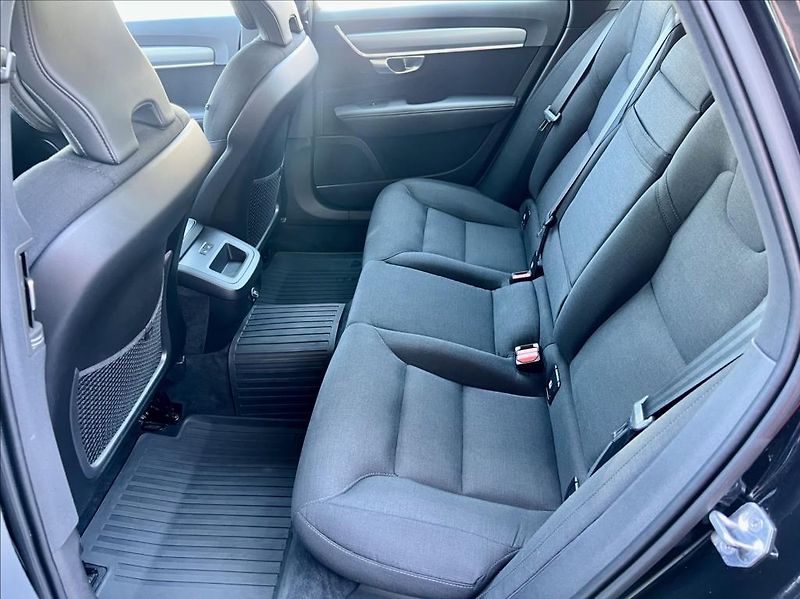 Volvo V90 2,0 T4 Drive-E R-Design Auto - fotka 13 z 48