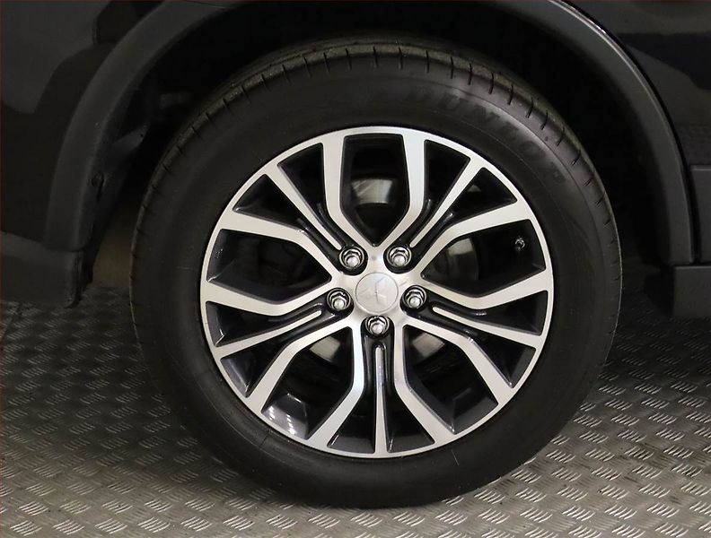 Mitsubishi Outlander (2017) 2.0, 4X4, Automat, 7 míst, ČR - fotka 15 z 20
