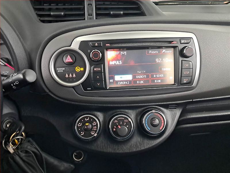 Toyota Yaris (2012) 1.0 VVT-i, Park. senzory - fotka 12 z 18