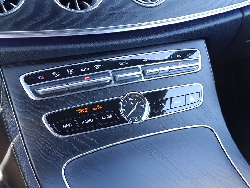 Mercedes-Benz Třídy E 220d 143kW AMG COUPÉ DPH - fotka 24 z 30