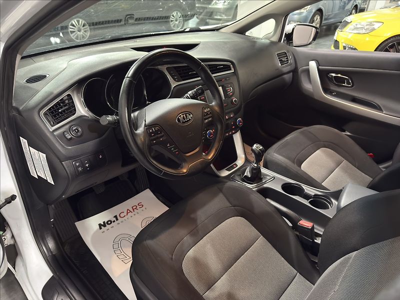 Kia Ceed 1,6   GDI KAMERA VÝHŘEV 61TKM - fotka 8 z 31