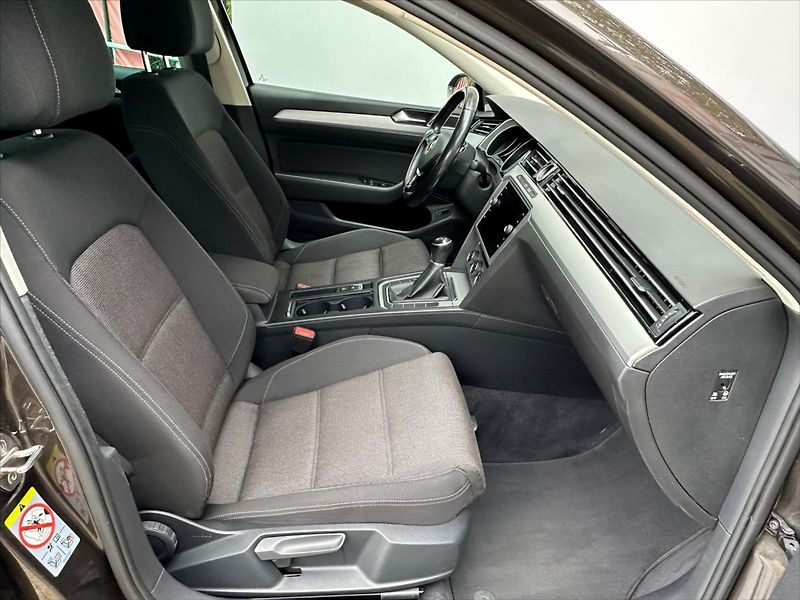 Volkswagen Passat 1,4 TSI 110kW-MANUAL!! - fotka 12 z 37