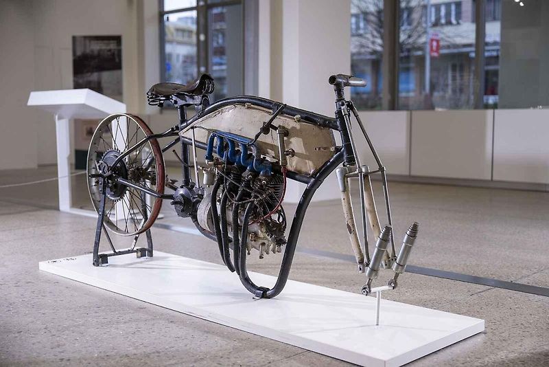 Jedinečný exemplář motocyklu Laurin & Klement CCCC zapůjčený z italského muzea vojenské techniky.