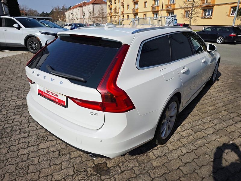 Volvo V90 (2019) 2.0 D4 Momentum 140kW 8AT - fotka 5 z 43
