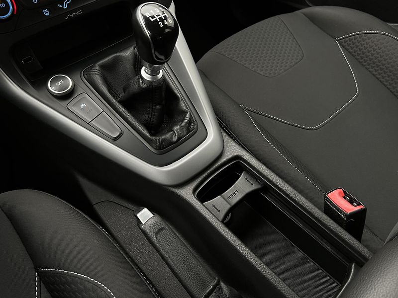 Ford Focus 1.5 ECOBOOST MAN 1. maj. - fotka 23 z 36