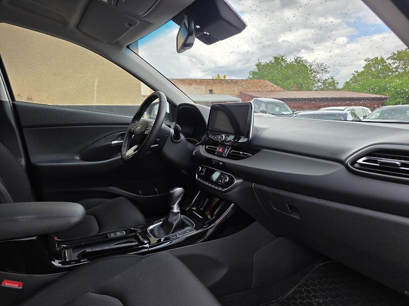 Hyundai i30 1.5-1.MAJITEL-NAVI-KAMERA - fotka 8 z 26