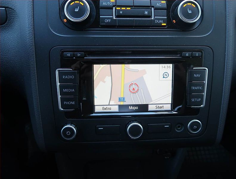 Volkswagen Touran (2011) 2.0 TDI, Automat, Navi, Xenony - fotka 22 z 23