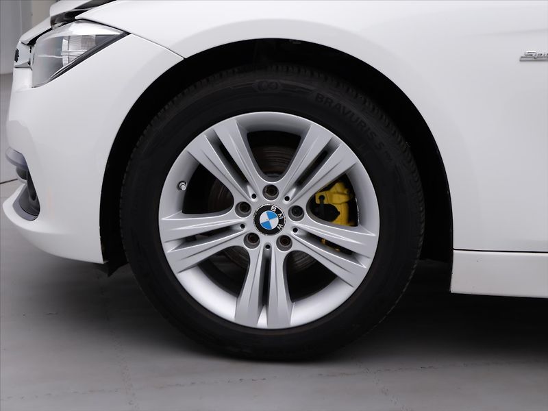 BMW Řada 3 2,0 320i 135kW CZ xDrive Sport - fotka 31 z 38