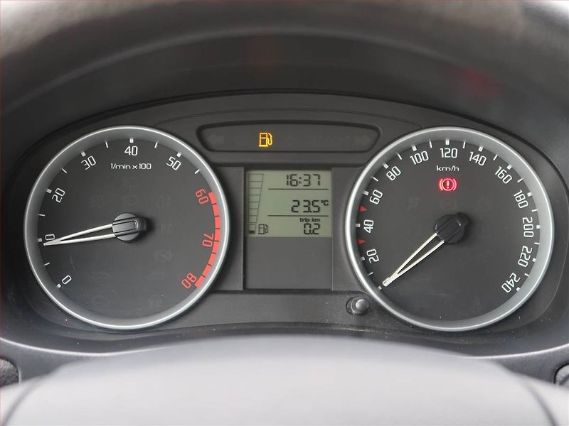 Škoda Fabia (2008) Ambiente 1.4 16V - fotka 11 z 15