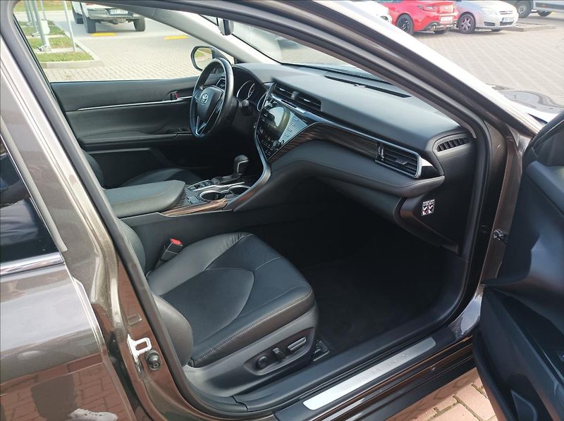 Toyota Camry 2,5 Executive - fotka 9 z 21