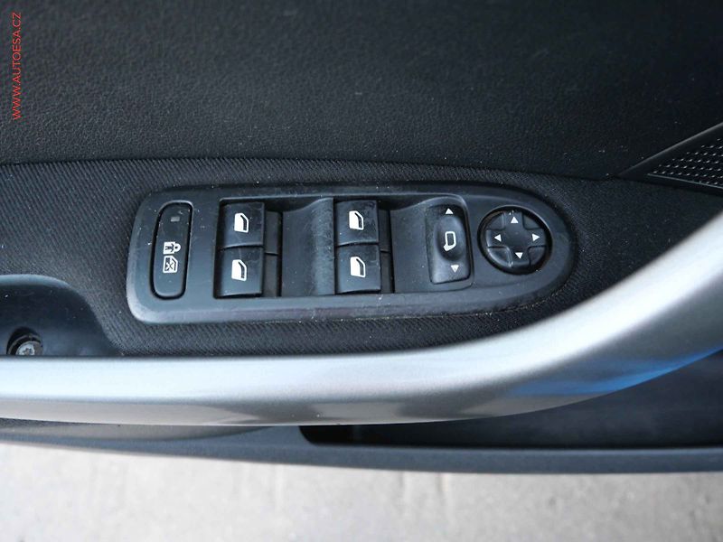 Peugeot 308 (2008) 1.6 VTi, ČR, AC, park.asist - fotka 11 z 14