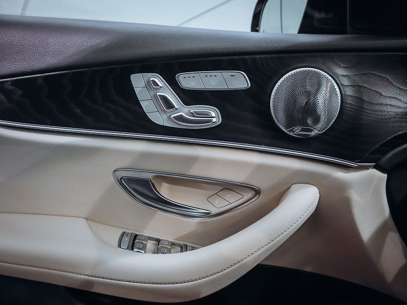 Mercedes-Benz Třídy E E 400d 4MATIC AMG - TOP - fotka 20 z 27