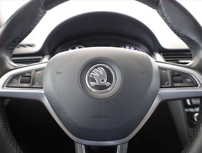 Škoda Rapid (2015) Spaceback 1.2 TSI, Tempomat - fotka 8 z 17