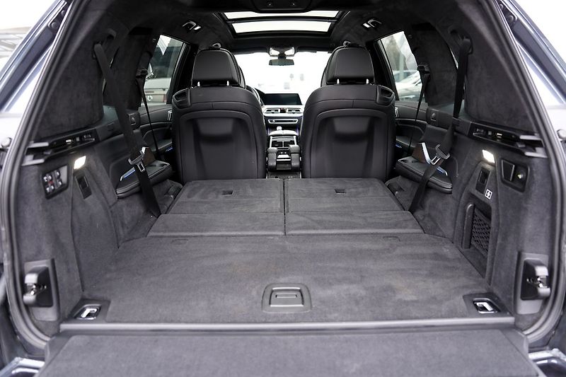 BMW X7 M50i xDrive/AT9/22/ČR/530 PS - fotka 13 z 49