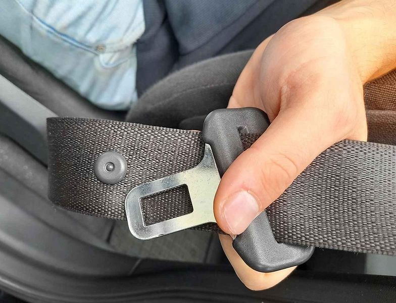 Smyčka na bezpečnostním pásu hraje kromě komfortu také bezpečnostní roli. V případě nárazu se její švy uvolní a prodlouží pás o několik centimetrů.