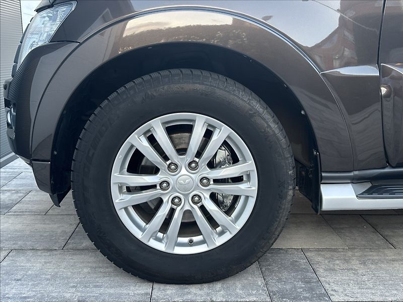 Mitsubishi Pajero 3,2 DI-D 190PS  Instyle-7 4x4 - fotka 45 z 54