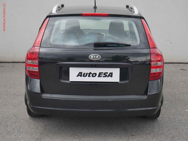 Kia Ceed (2010) 1.4 16V, ČR, Klima - fotka 5 z 13