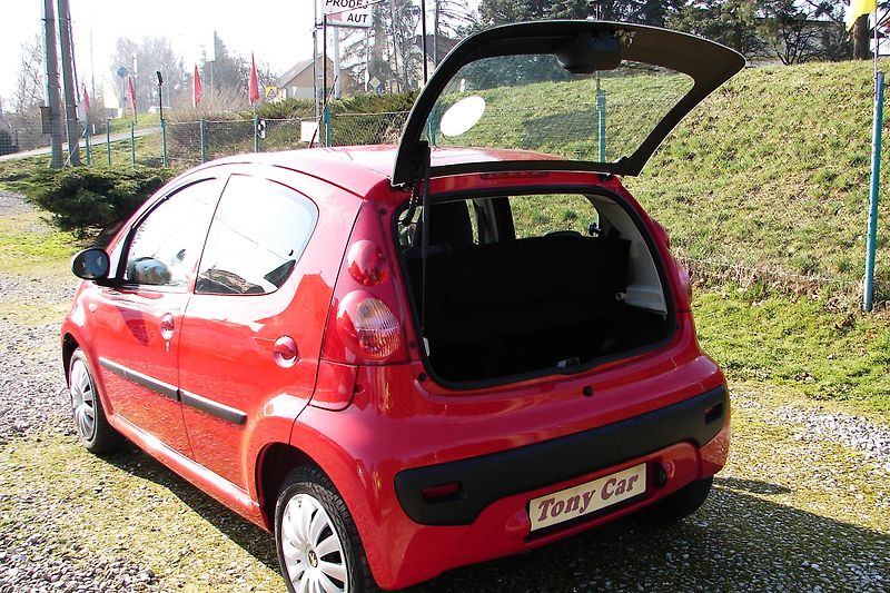 Peugeot 107 1.0i 68PS 5-dv. KLIMA-ZADÁNO! - fotka 26 z 31