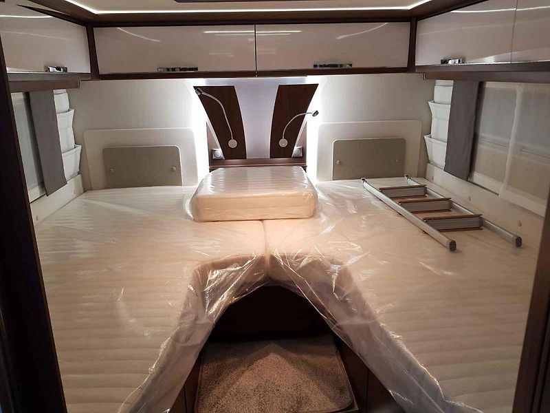 Jeden z nejhezčích vozů na výstavě si hned našel svého majitele. Na modelu Dethleffs Globetrotter XLi 7850-2 s nápadným lakem za čtyři miliony korun byla přilepena cedulka „prodáno“.
