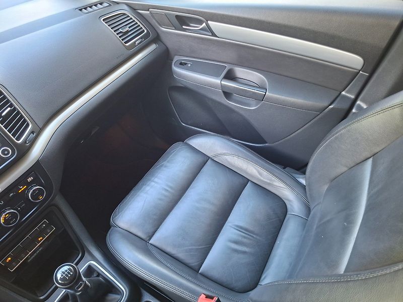 Volkswagen Sharan (2012) 2.0TDI 103kW 6MAN -7.MÍST - fotka 12 z 48
