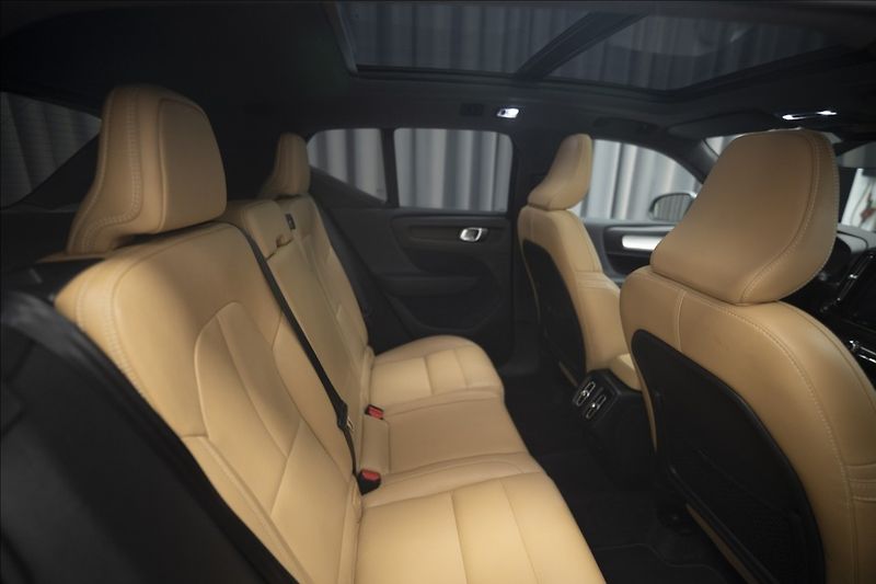 Volvo XC40 2,0 D4 AWD NAVI KAMERA TAŽNÉ - fotka 14 z 46