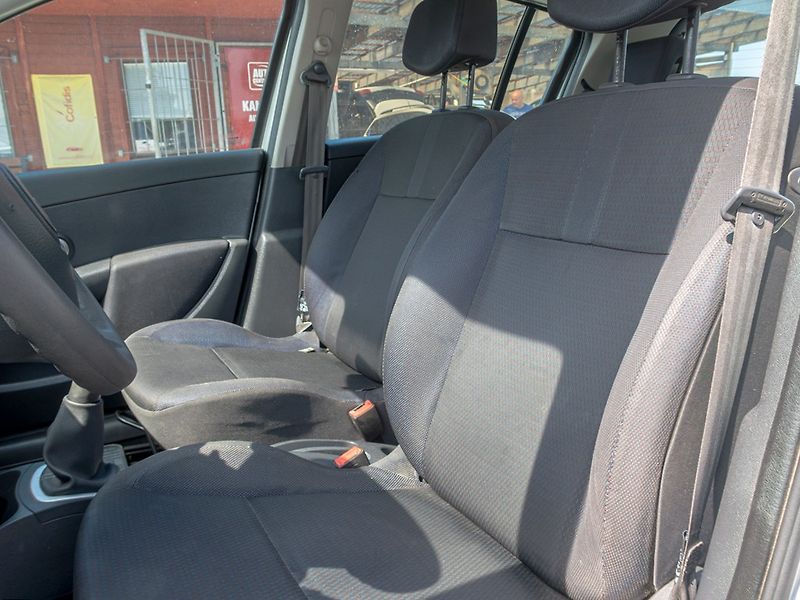 Renault Clio (2006) 1.2i 55KW - fotka 12 z 35