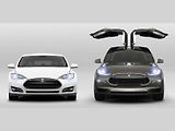Model S (vlevo) a nový Model X od Tesly.