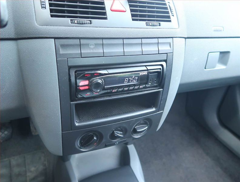 Škoda Fabia (2003) 1.2 12V, nová STK, udržované - fotka 12 z 14