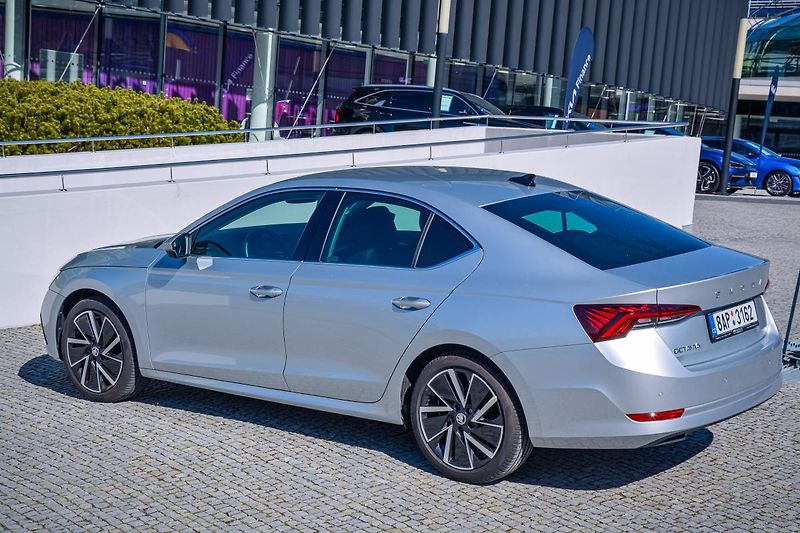 Škoda Octavia Style Plus Navigace 18 kola ČR - fotka 15 z 76