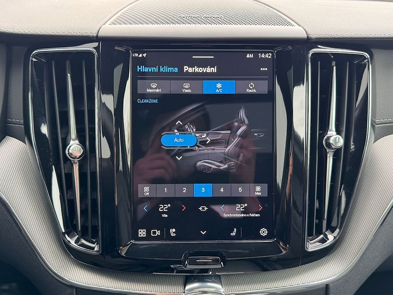 Volvo XC60 T8 ULTRA BLACK EDITON ,335 kW - fotka 19 z 23
