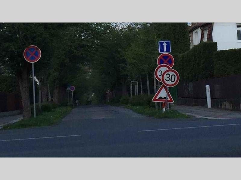 Kuriózní a vtipné značení na českých silnicích.