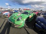 Zážitek na celý život si z jubilejního závodu 24 hodin Le Mans odvezli automodeláři z Mostu. Na snímku auta v paddocku.