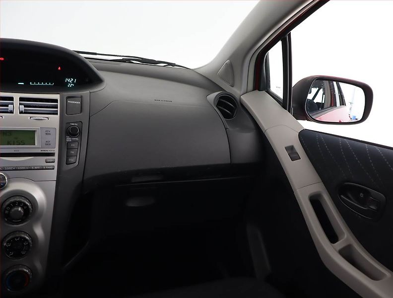 Toyota Yaris (2007) 1.3 VVT-i, Automat - fotka 8 z 19