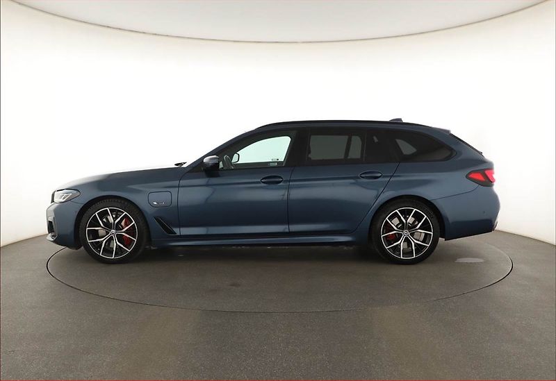 BMW Řada 5 (2022) 530e xDrive - fotka 3 z 22