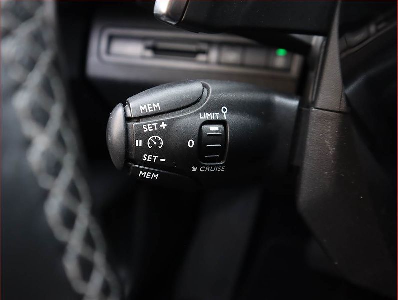 Peugeot 3008 (2019) 1.2 PureTech, Automat - fotka 19 z 21
