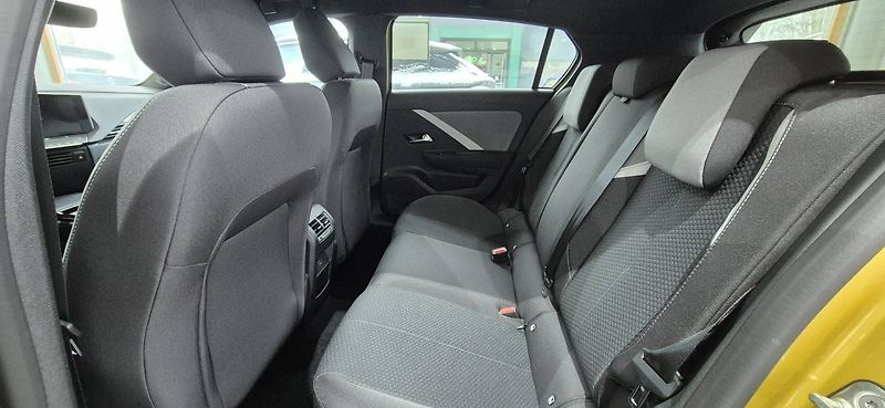 Opel Astra Edition HB 1.2 TURBO (96kW/130 - fotka 25 z 32