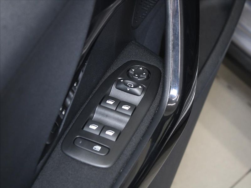 Peugeot 2008 1,2 PT 81kW 62tkm. 1.maj.ČR - fotka 16 z 18