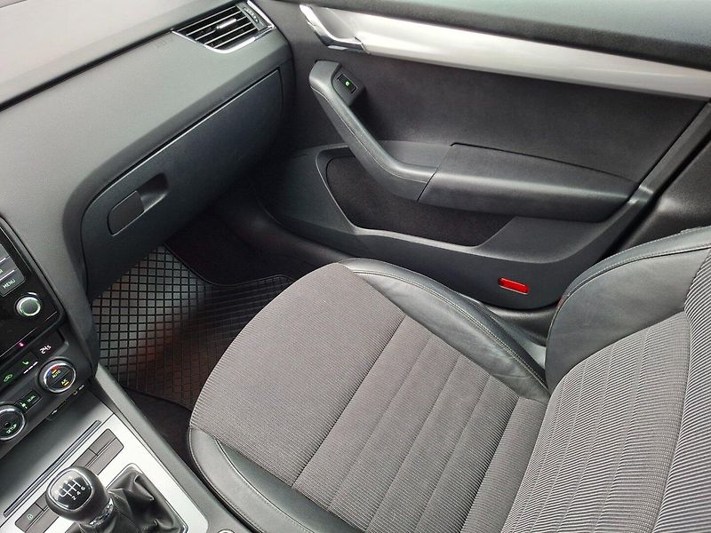Škoda Octavia (2013) 1.4TSI 103kW 6MAN -S.KNIHA - fotka 14 z 48