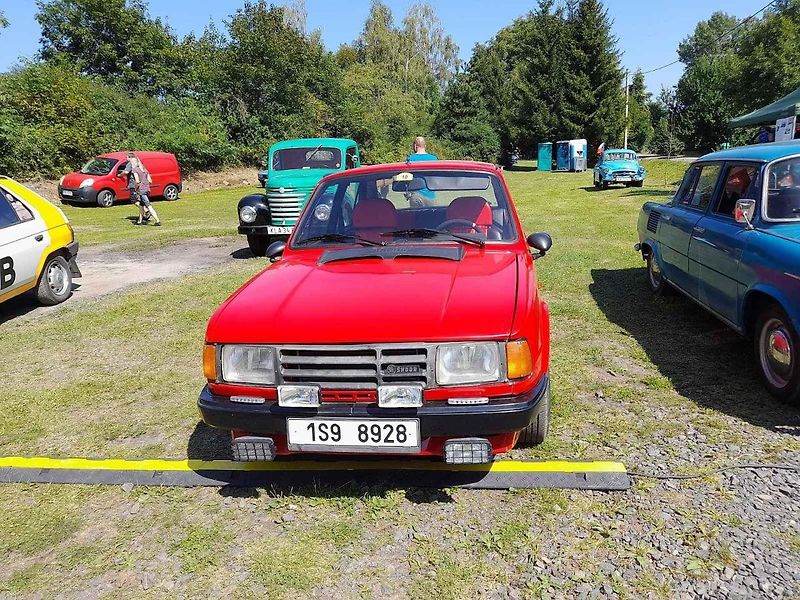 Na trasu třetího ročníku Bílichovské bludičky v sobotu 24. srpna vyrazilo 83 vozidel a strojů.