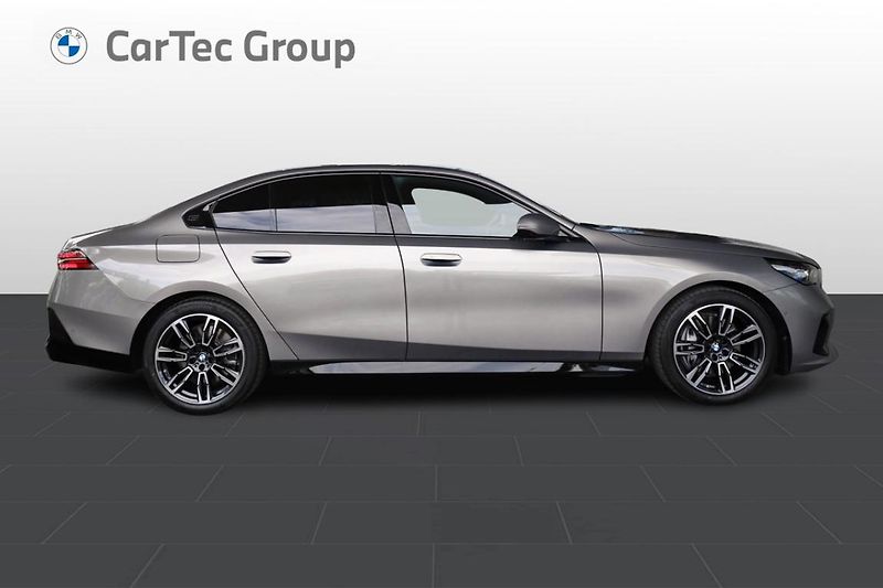 BMW Řada 5 540d xDrive Sedan - fotka 4 z 26