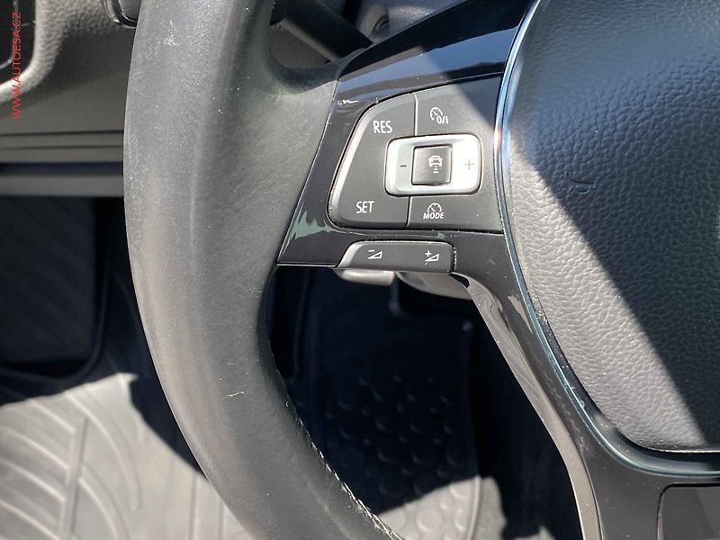 Volkswagen Golf (2018) 1.4 TSi, R-Line, navi, LED - fotka 13 z 17