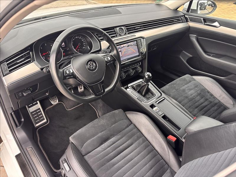 Volkswagen Passat 2,0 TDI 110kW BMT Highline - fotka 18 z 33