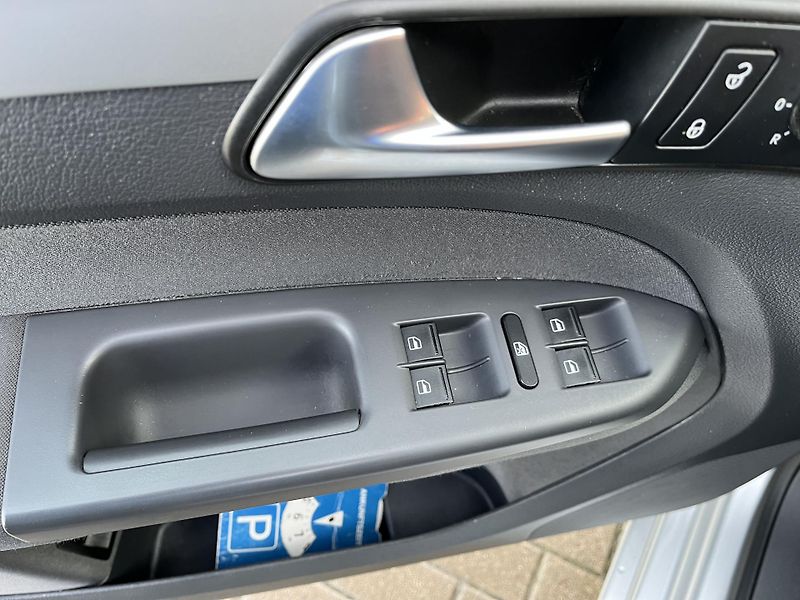 Volkswagen Touran 1.6 TDi DSG Serviska - fotka 21 z 37