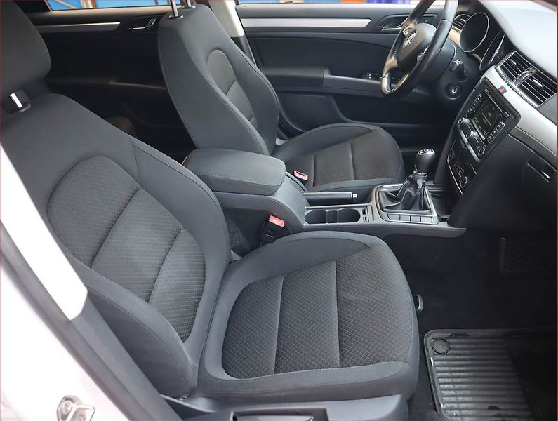 Škoda Superb (2014) 2.0 TDI, 4X4, Navi, Xenony - fotka 9 z 17