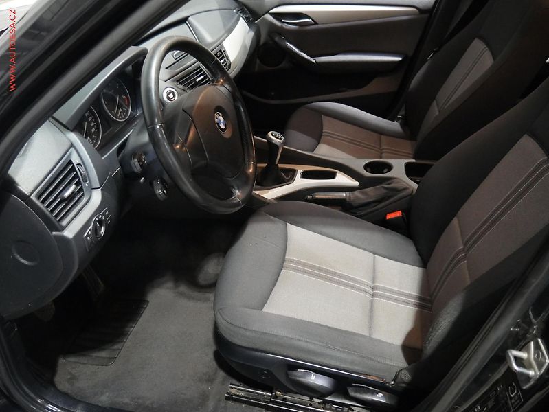 BMW X1 (2010) 2.0 D xDrive18d, AC, park - fotka 9 z 14