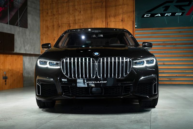 BMW Řada 7 (2019) Ld xDrive - fotka 2 z 30