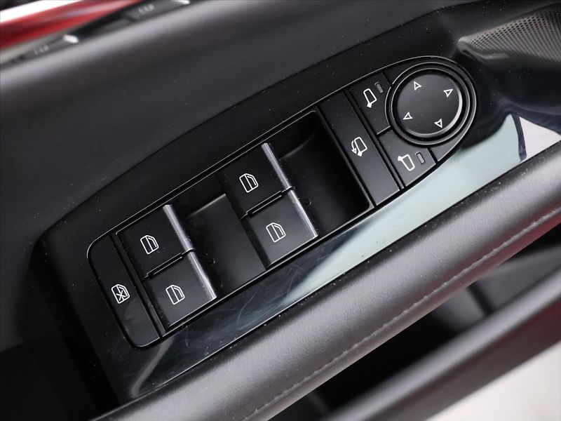 Mazda 3 2,0 Skyactiv-X180 GT Plus Bose - fotka 15 z 36