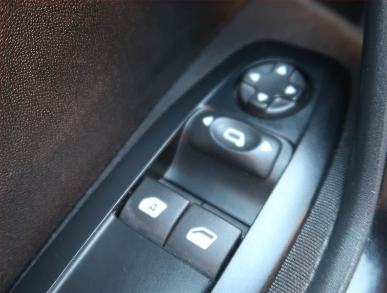 Peugeot 208 (2014) 1.0 VTi, Tempomat - fotka 15 z 15
